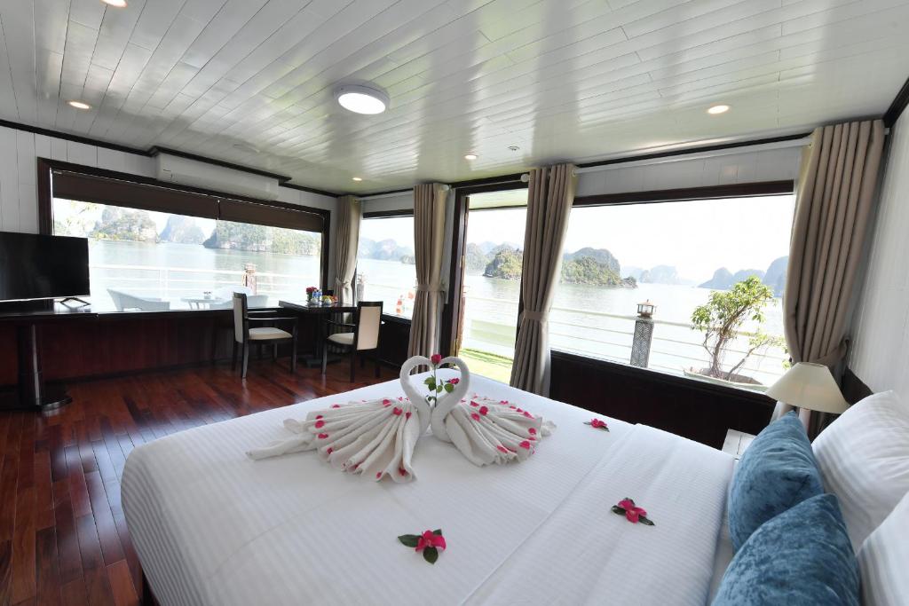 Sapphire Cruise 21 Cabin 4.5* Hạ Long (3N2Đ)