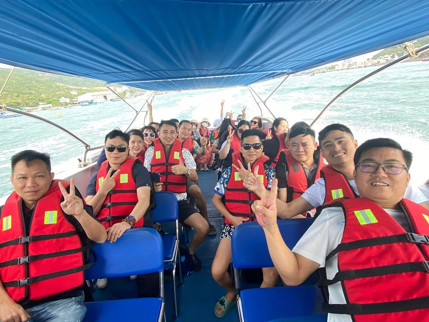 Scuba Diving Tour Lặn Biển Khách Quốc Tế