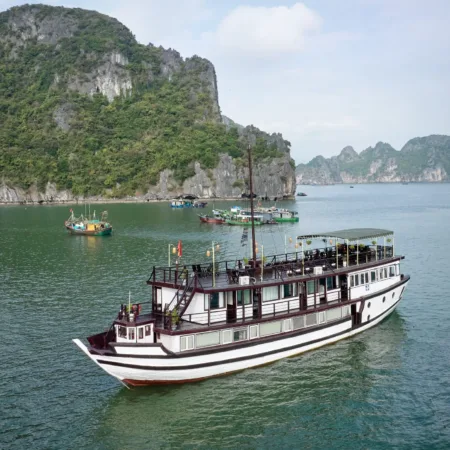 Garden Peak 8 Cabin 5* Ha Long (3D2N)